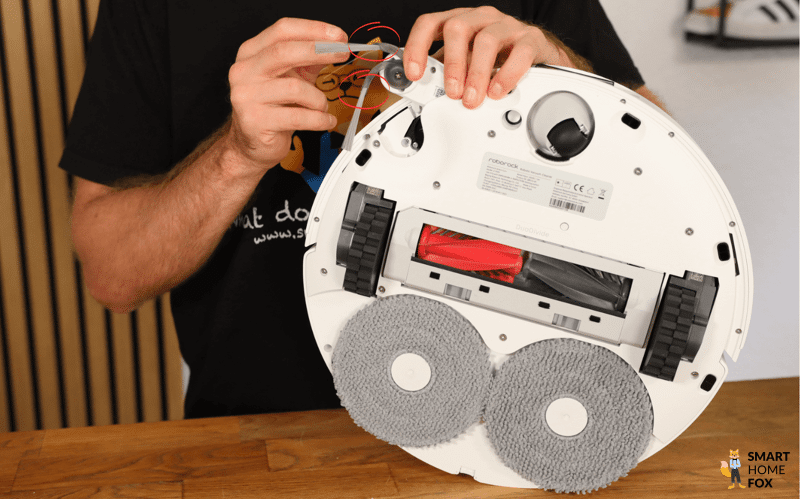 Die haarfreie Seitebürste des Roborock Qrevo Curv ist zu sehen.